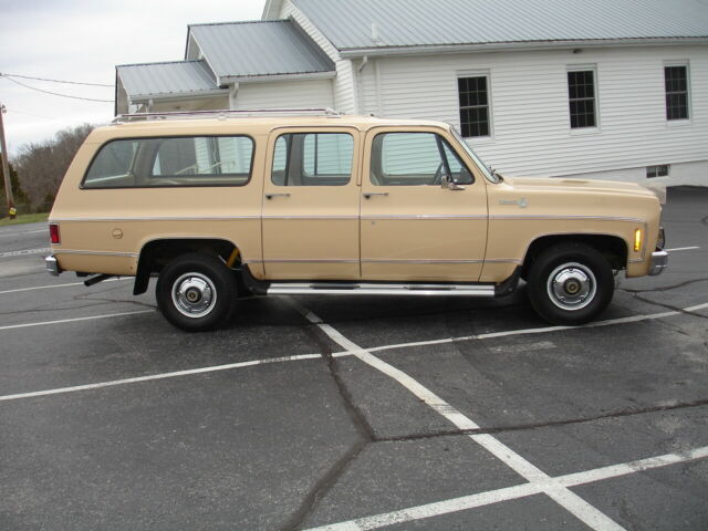 Chevrolet Suburban 1977 image number 2