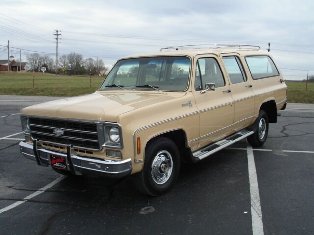 Chevrolet Suburban 1977 image number 0