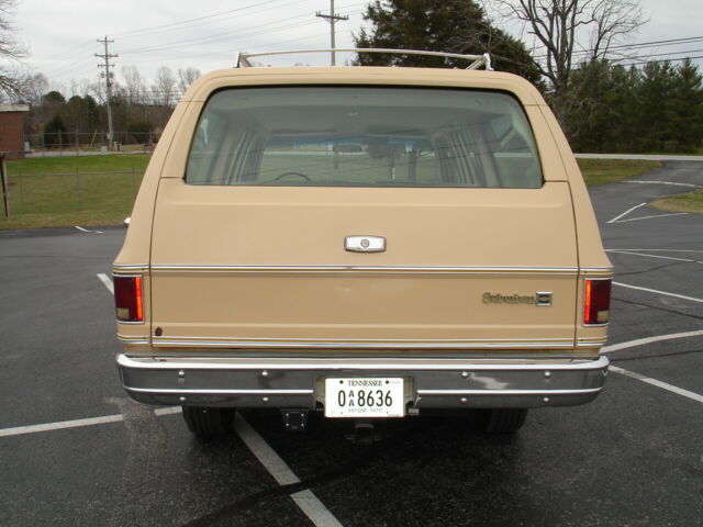 Chevrolet Suburban 1977 image number 23