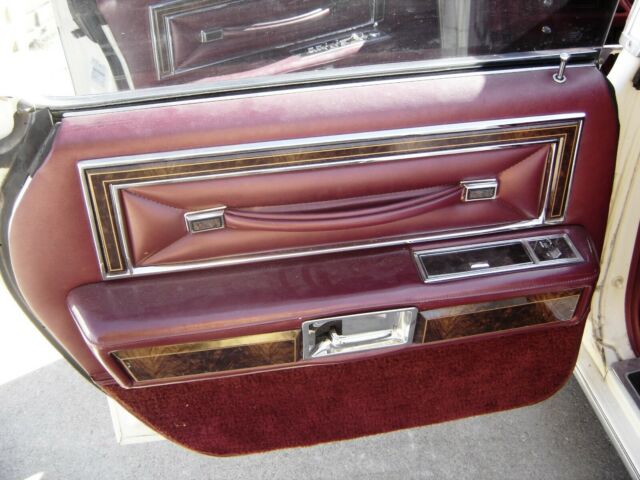 Lincoln Town Car 1979 image number 24