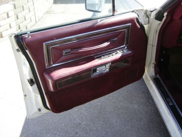 Lincoln Town Car 1979 image number 11