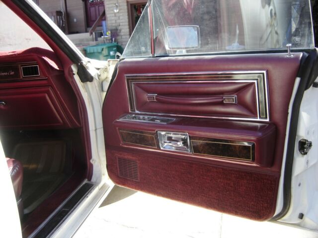 Lincoln Town Car 1979 image number 13