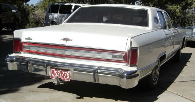 Lincoln Town Car 1979 image number 2