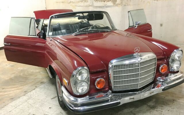 Mercedes-Benz 200-Series 1971 image number 15