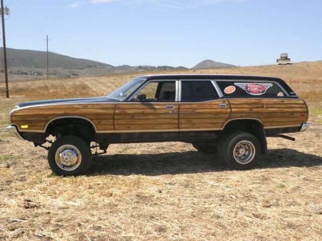 Ford Country Squire 1972 image number 1