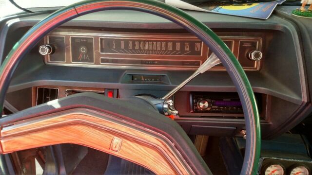 Ford Country Squire 1972 image number 20