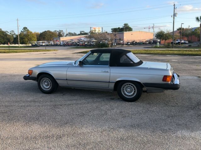 Mercedes-Benz SL-Class 1979 image number 32