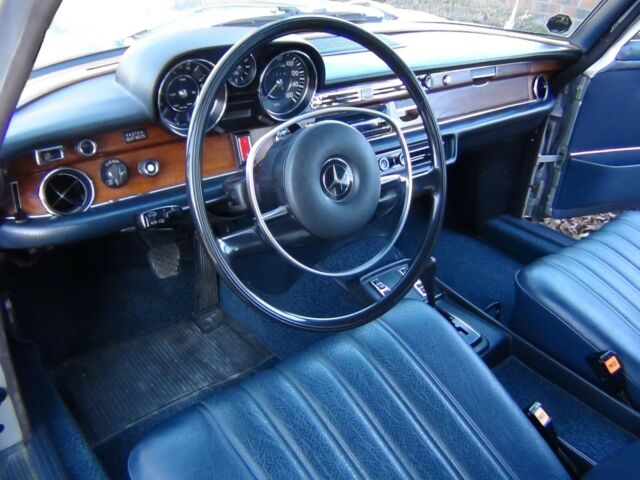 Mercedes-Benz 200-Series 1972 image number 15