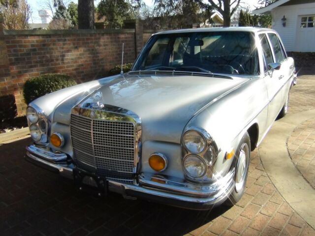 Mercedes-Benz 200-Series 1972 image number 24