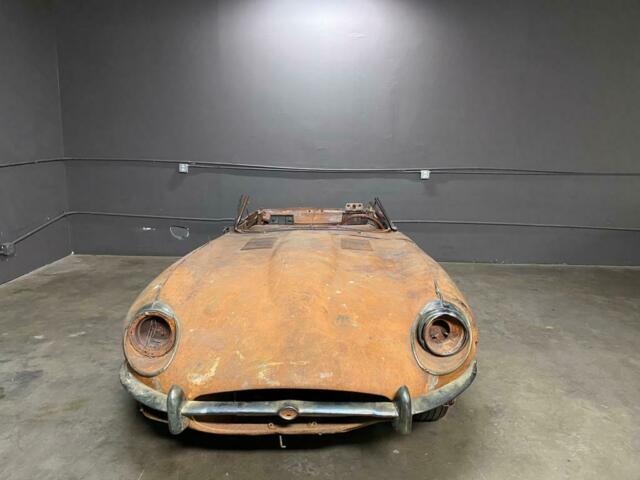 Jaguar E-Type 1969 image number 1