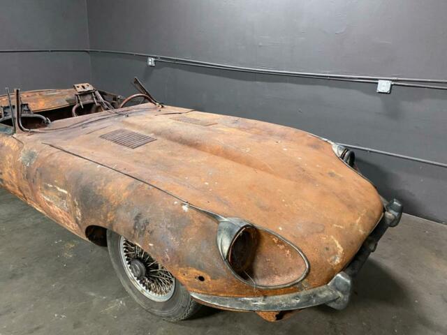 Jaguar E-Type 1969 image number 10