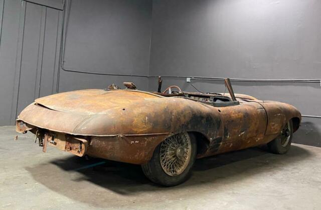 Jaguar E-Type 1969 image number 14