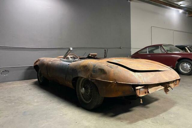 Jaguar E-Type 1969 image number 16