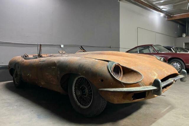 Jaguar E-Type 1969 image number 2