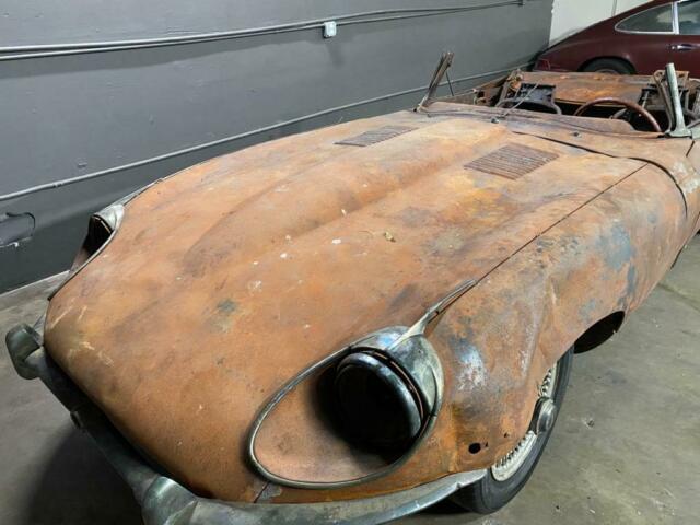 Jaguar E-Type 1969 image number 30