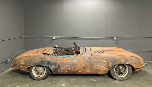 Jaguar E-Type 1969 image number 33