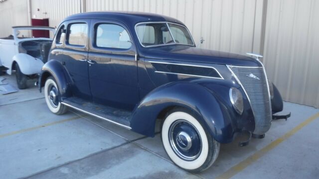 Ford 4 Door Sedan 1937 image number 0