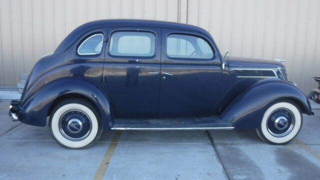 Ford 4 Door Sedan 1937 image number 1