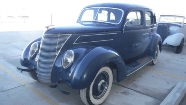 Ford 4 Door Sedan 1937 image number 27