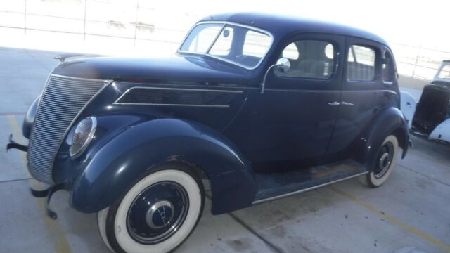 Ford 4 Door Sedan 1937 image number 28