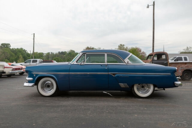 Ford Crestline 1954 image number 4