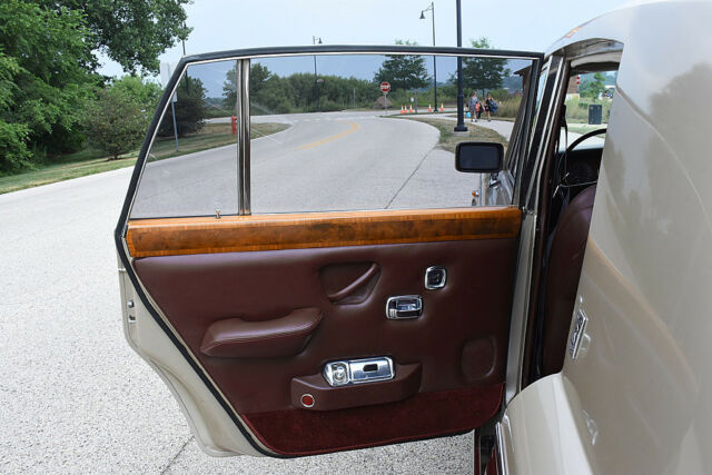 Rolls-Royce Silver Shadow 1973 image number 8