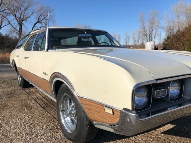 Oldsmobile Custom Cruiser 1968 image number 10