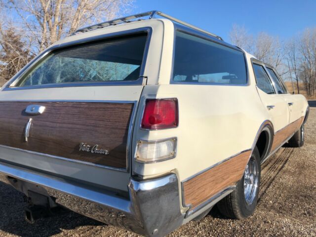 Oldsmobile Custom Cruiser 1968 image number 31