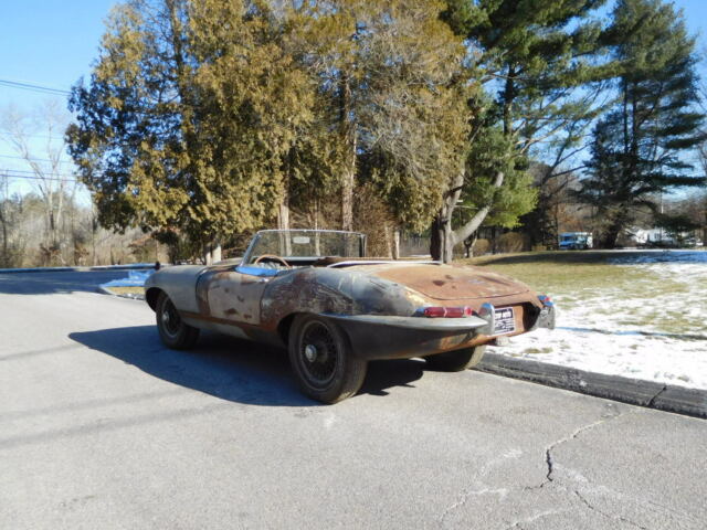 Jaguar E-Type 1968 image number 14