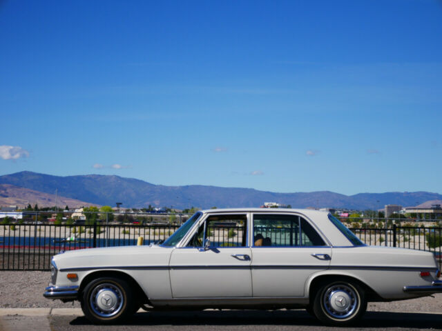 Mercedes-Benz 200-Series 1972 image number 0