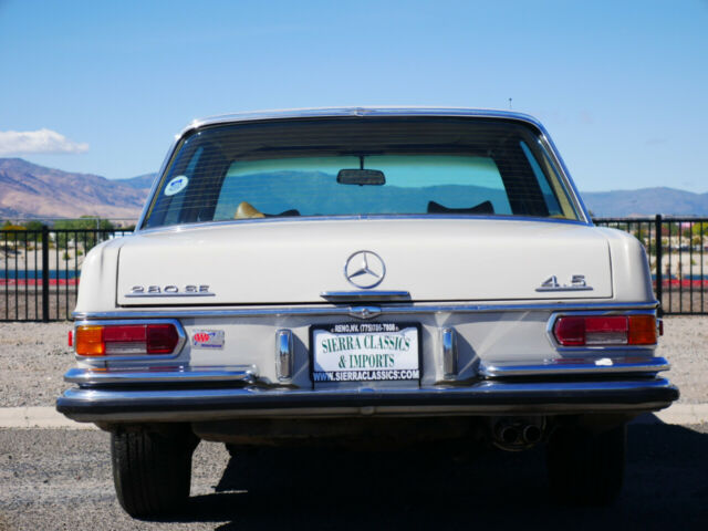 Mercedes-Benz 200-Series 1972 image number 2