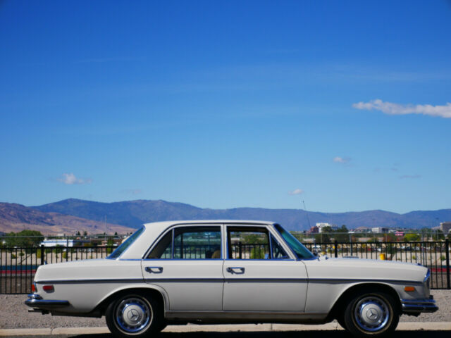 Mercedes-Benz 200-Series 1972 image number 25