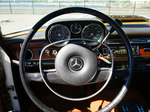 Mercedes-Benz 200-Series 1972 image number 36