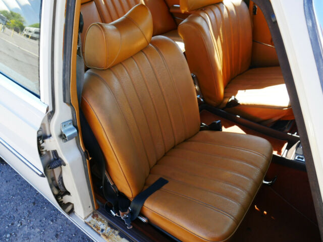 Mercedes-Benz 200-Series 1972 image number 6