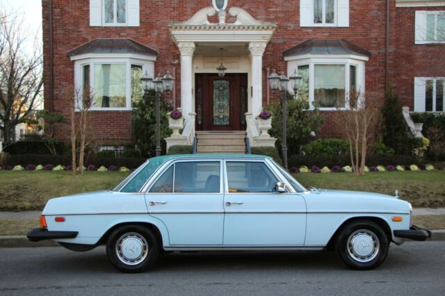 Mercedes-Benz 200-Series 1974 image number 1