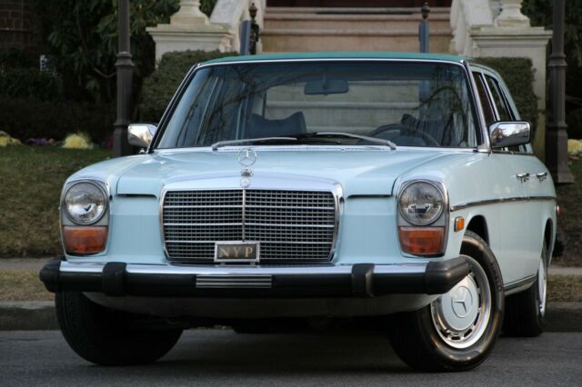 Mercedes-Benz 200-Series 1974 image number 24