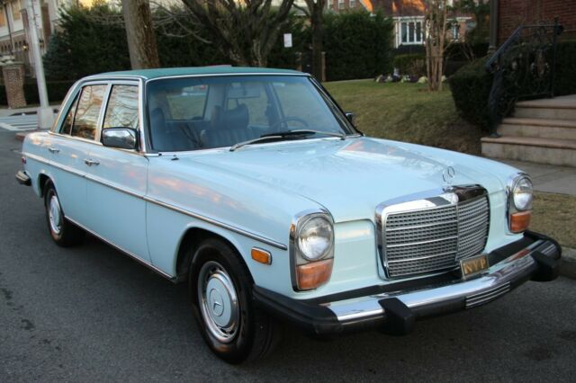 Mercedes-Benz 200-Series 1974 image number 26