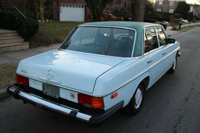 Mercedes-Benz 200-Series 1974 image number 32