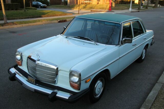 Mercedes-Benz 200-Series 1974 image number 4