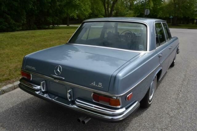 Mercedes-Benz 200-Series 1972 image number 4