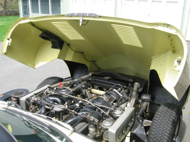 Jaguar E-Type 1972 image number 27