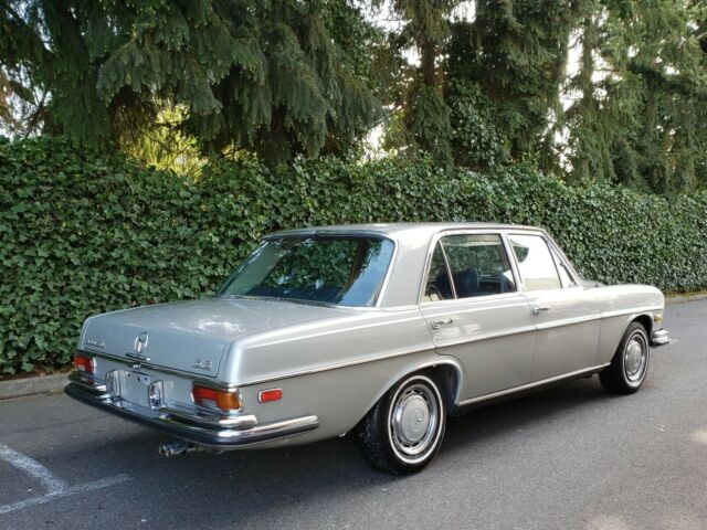 Mercedes-Benz 300-Series 1971 image number 2