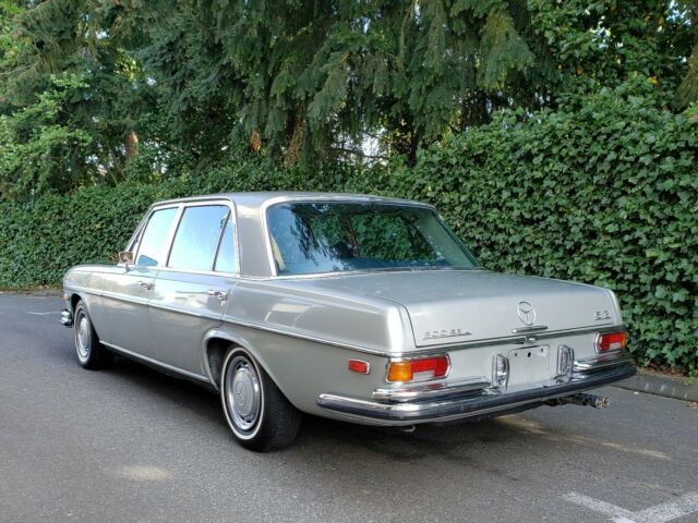 Mercedes-Benz 300-Series 1971 image number 28