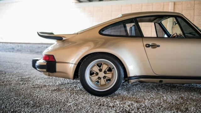 Porsche 911 1976 image number 2