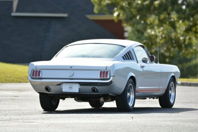 Ford Mustang 1965 image number 11