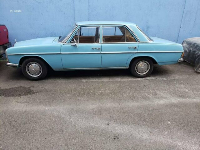 Mercedes-Benz 200-Series 1971 image number 13