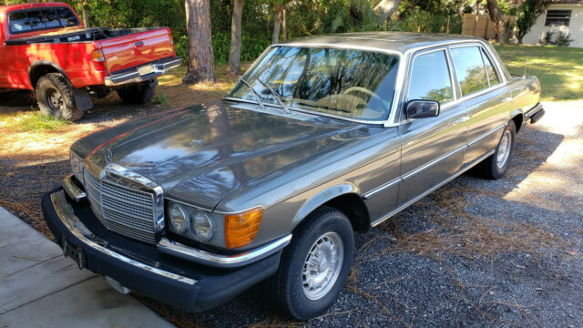 Mercedes-Benz 400-Series 1979 image number 0