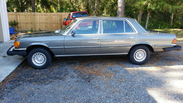 Mercedes-Benz 400-Series 1979 image number 1