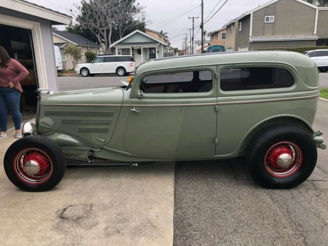 Ford Sedan 1934 image number 0