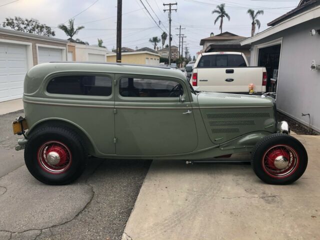 Ford Sedan 1934 image number 1